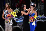 Miss Philippines 2015, Pia Alonzo Wurtzbach (Right), reacts as she is crowned the 2015 Miss Universe by 2014 Miss Universe Paulina Vega (Center) (AFP Photo)