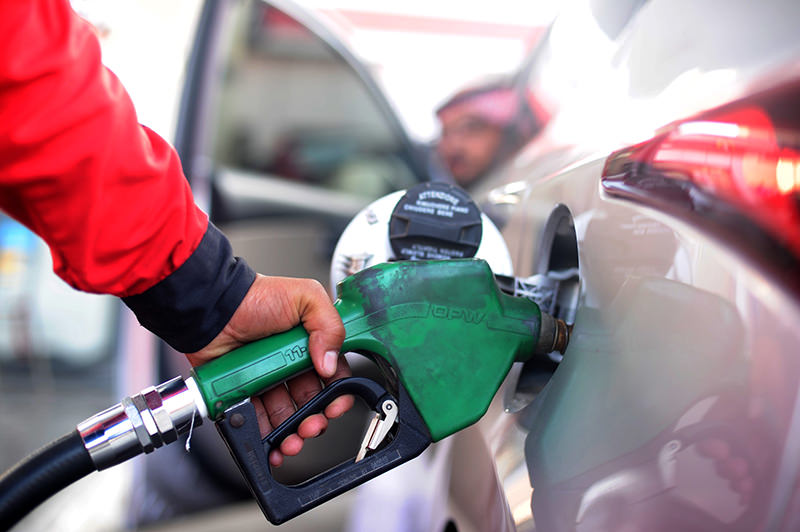 A Saudi employee fills the tank of his car with petrol at a station on December 28, 2015 in the Red Sea city of Jeddah. (AFP Photo)
