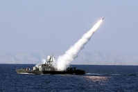 Iranian navy military exercise on the Sea of Oman, near the Strait of Hormuz in southern Iran, 01 January 2012 (EPA Photo)