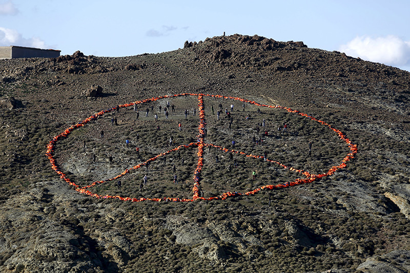More than 2,500 discarded lifejackets, used by refugees and migrants, in the shape of the peace symbol on the Greek island of Lesbos, January 1, 2016 (Reuters Photo)