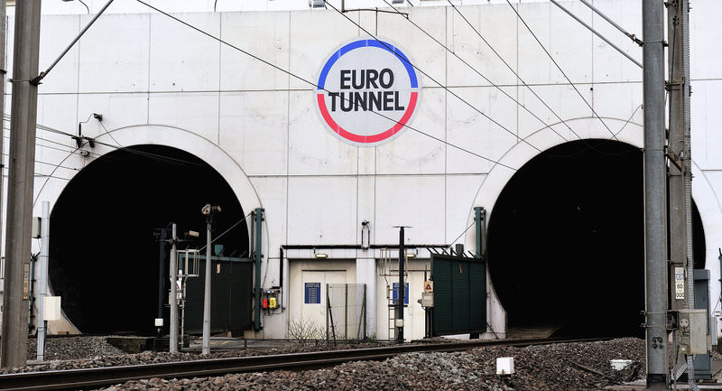 Many refugees try to cross the Channel Tunnel to get to England. (AFP Photo)
