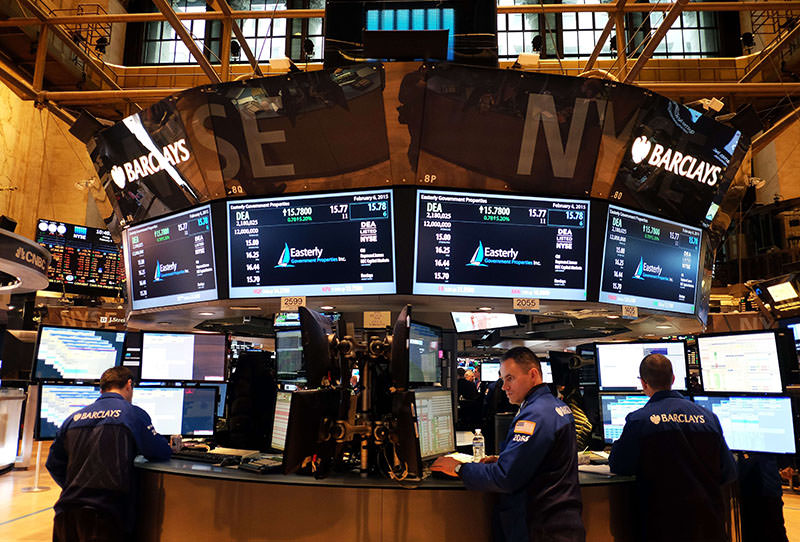 Traders work on the floor of the New York Stock Exchange (NYSE) on February 6, 2015, in New York (AFP photo)