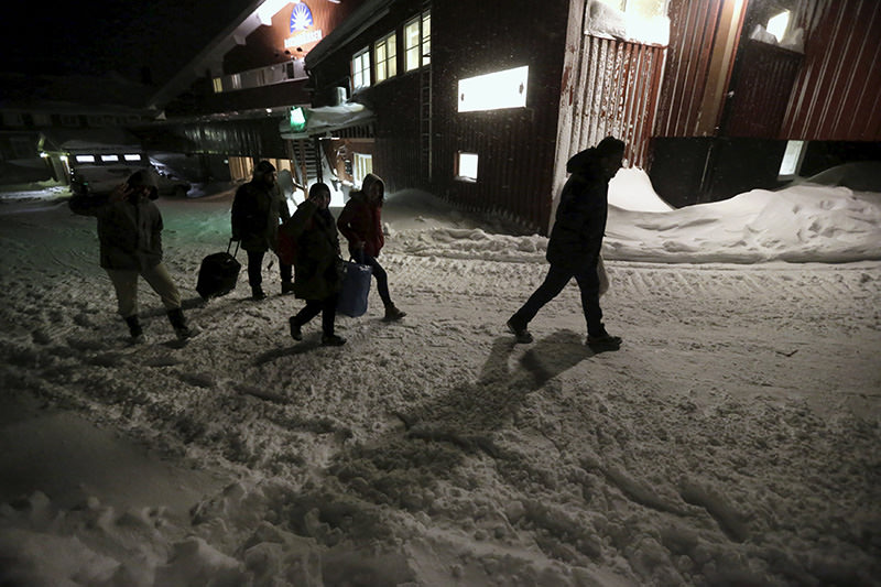 Refugees walk to their camp at a hotel touted as the world's most northerly ski resort in Riksgransen, Sweden, Dec 15, 2015 (Reuters)