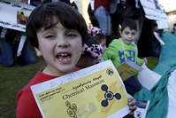 Syrian children call for the lifting of the siege off Madaya and Zabadani towns in Syria, in front of the U.N. headquarters in Lebanon Dec 26, 2015. (Reuters Photo)