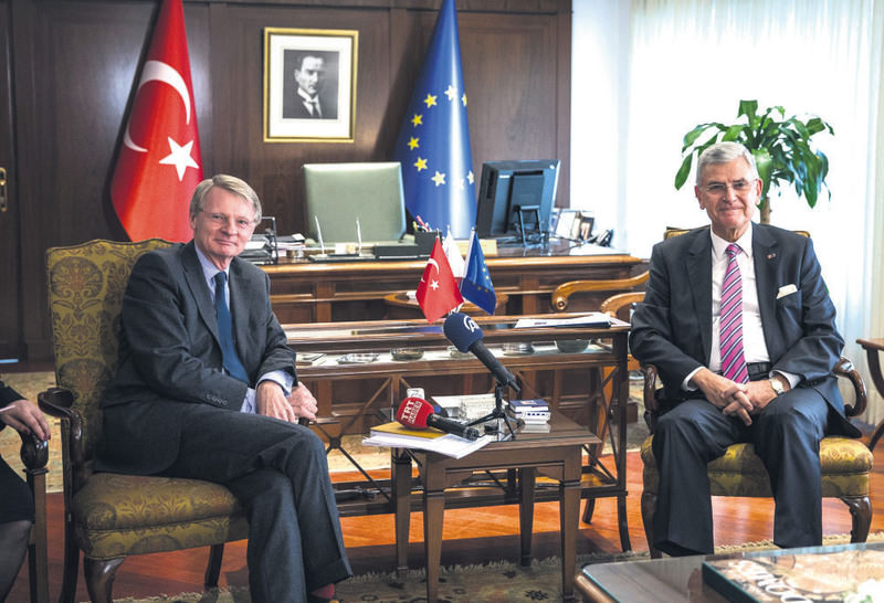 Dutch ambassador to Turkey Cornelis van Rij (L) with Turkish EU Minister Bozku0131r.