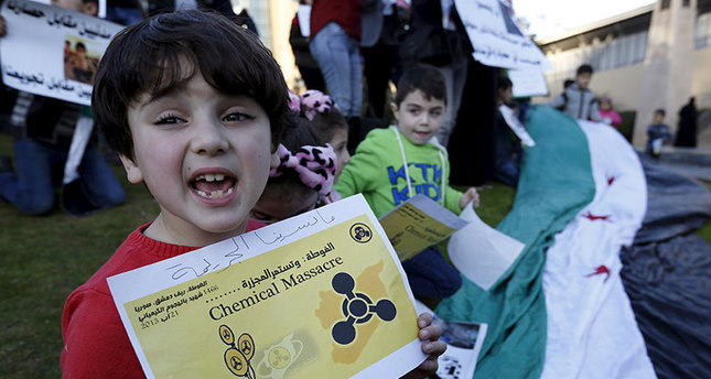 Syrian children call for the lifting of the siege off Madaya and Zabadani towns in Syria, in front of the U.N. headquarters in Lebanon Dec 26, 2015. (Reuters Photo)