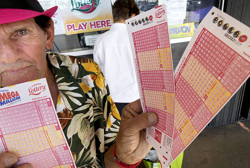 Man shows his tickets for the multi-state Powerball lottery jackpot in Miami, Florida, USA, 09 January 2016 (EPA Photo)