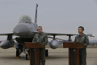 Lt. Gen. O'Shaughnessy (L), 7th Air Force commander of U.S. Forces to Korea, speaks in front of US F-16 fighter jet at Osan Air Base in S. Korea, Jan. 10, 2016 (AP).