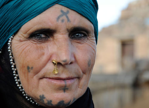 A Beautiful Peul / Fulani girl covered with facial tattoos in the Benin /  Niger border area Stock Photo - Alamy