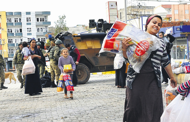 Military officials distributed packages of food and household goods to residents of the Silopi district of u015eu0131rnak province on Tuesday.