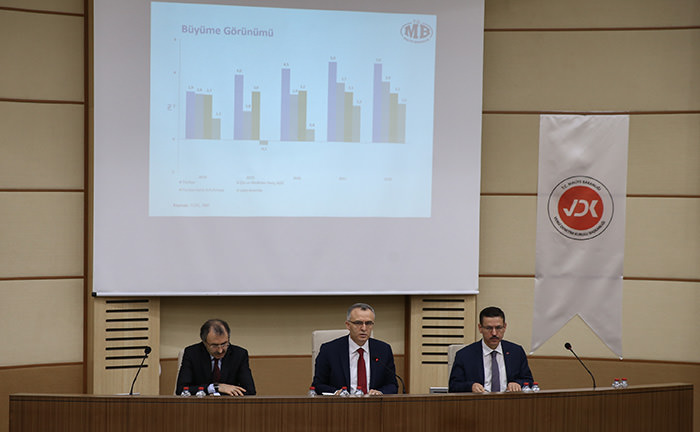 Turkish Finance Minister Naci Au011fbal (Center) (AA Photo)
