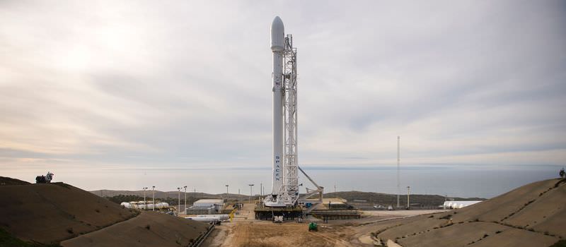 The SpaceX Falcon 9 rocket is seen at Vandenberg Air Force Base Space Launch Complex 4 East with the Jason-3 spacecraft onboard, Saturday, January 16, 2016, in California.  (AFP Photo)