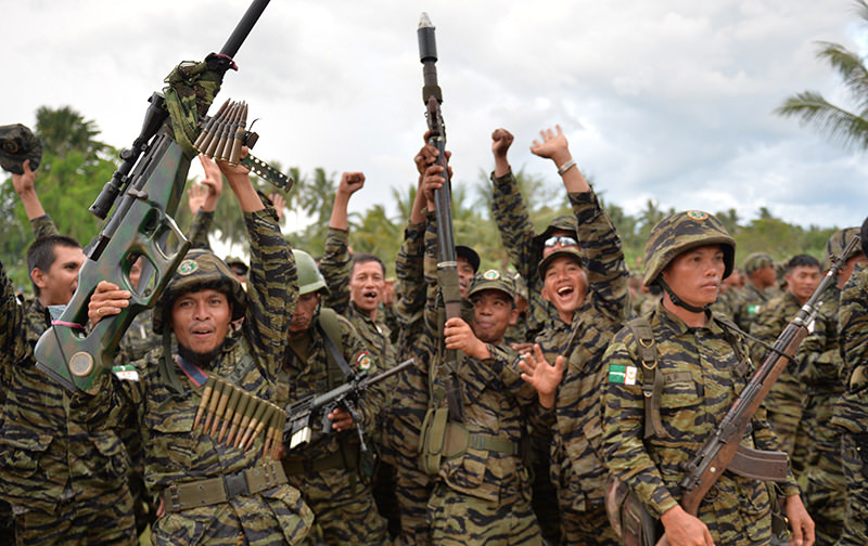  Moro Islamic Liberation Front (MILF) rebels celebrate the signing of the peace agreement during a rally at Camp Darapanan, March 27, 2014 (AFP Photo)