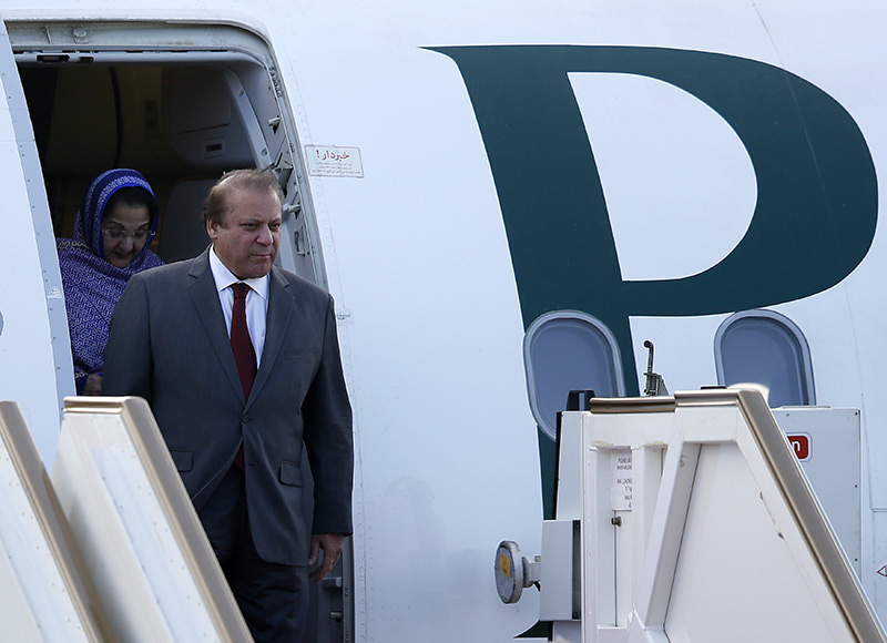 Pakistani Prime Minister Nawaz Sharif (front) (Reuters Photo)
