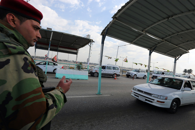 Iraqi security forces mans a checkpoint on the southern outskirts of the Iraqi capital on January 18, 2016 (AFP Photo)