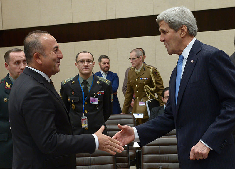 u00c7avuu015fou011flu (L) shakes hands with Kerry(R) at the start of a NATO Foreign Affairs meeting on Dec. 2, 2015 (AFP photo)