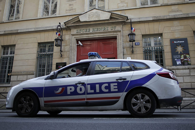 5 high schools received a bomb threat by telephone around mid-morning, in Paris, January 26, 2016. (REUTERS Photo)
