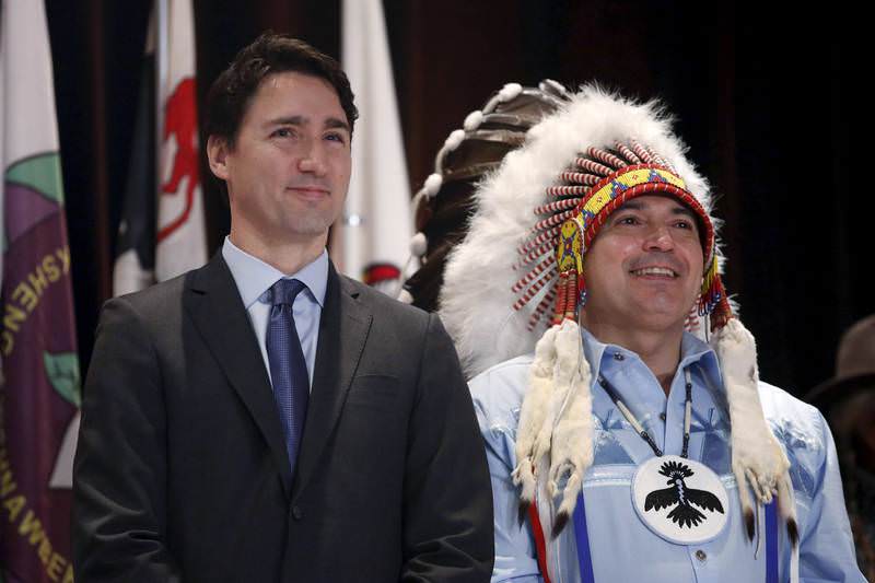 Canada's Prime Minister Justin Trudeau (L) stands with Assembly of First Nations National Chief Perry Bellegarde (Reuters Photo)