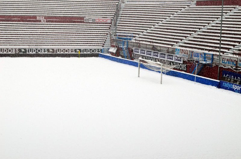 The snow rendered Trabzonspor's pitch unplayable, forcing the postponement of the match against Beu015fiktau015f. 