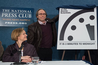 Lawrence Krauss, chair of the Bulletin of Atomic Scientistu2019s' Board of Sponsors unveils the ,Doomsday Clock,. (AFP Photo)