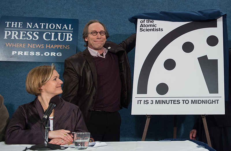 Lawrence Krauss, chair of the Bulletin of Atomic Scientistu2019s' Board of Sponsors unveils the ,Doomsday Clock,. (AFP Photo)
