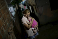 Gleyce Kelly embraces her daughter Maria Geovana, who has microcephaly, in Recife, Brazil, January 25, 2016. (REUTERS Photo)