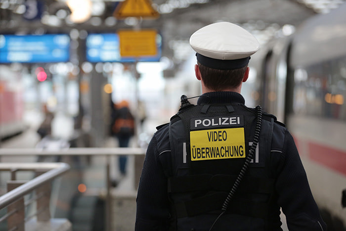 An officer of the German federal police patrols the main railway station equipped with a body video camera in Cologne, Germany, 01 February 2016 (EPA Photo)
