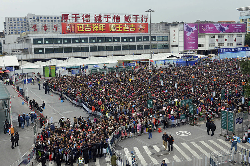 Huge queues outside Guangzhou railway station in Guangzhou, in southern China's Guangdong province on February 2, 2016. (AFP Photo)