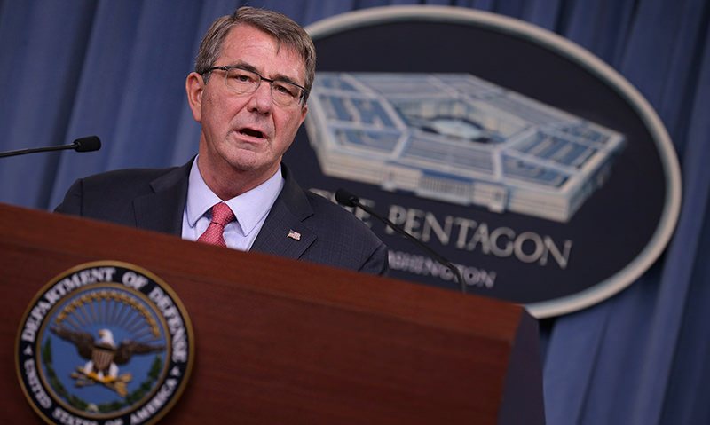 U.S. Secretary of Defense Ashton Carter announces new regulations during a news conference at the Pentagon January 28, 2016 in Arlington, Virginia(AFP Photo)