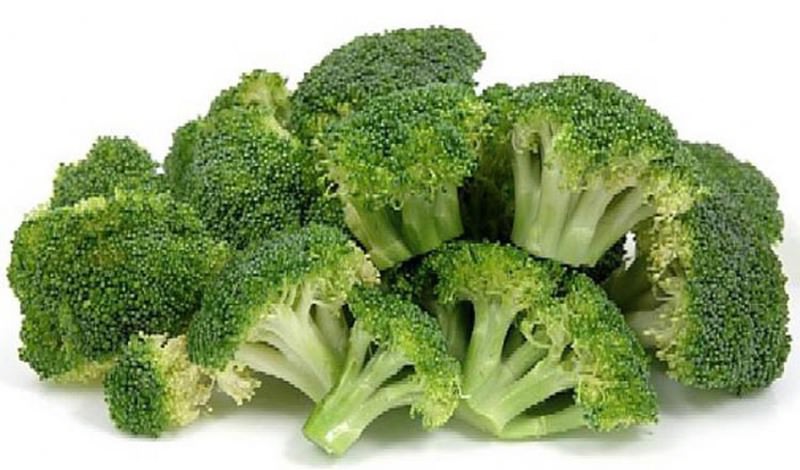 Despite its bitter taste when consumed raw, broccoli protects the body from cancer. It is effective in reducing the risk of colon and prostate cancer.