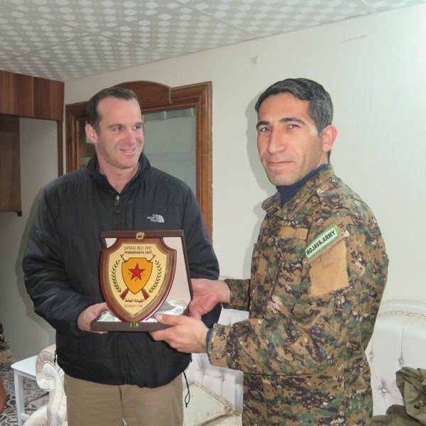 Obama's special envoy for the anti-DAESH coalition, Brett McGurk (L), with YPG militant Polat Can.