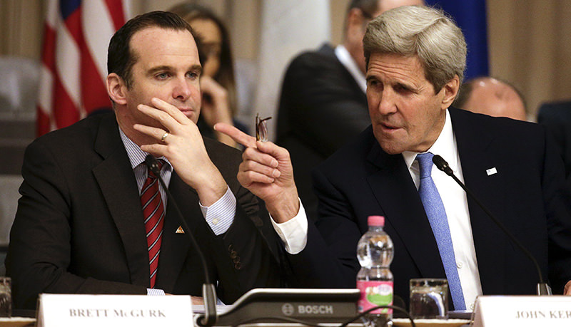 U.S. Secretary of State John Kerry (R) talks with U.S. envoy to the coalition against Islamic State, Brett McGurk during a ministerial meeting (Reuters Photo)