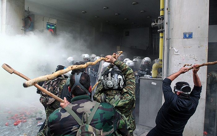 Farmers clash with riot policemen outside the Agriculture Ministry in Athens, Greece, 12 February 2016 (EPA Photo)