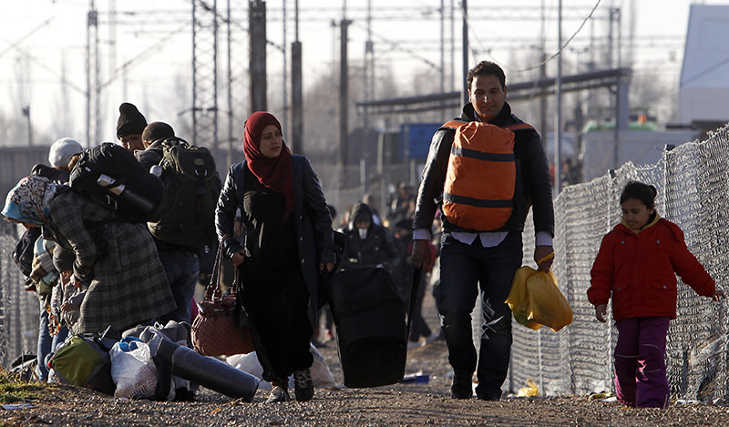  Refugees walk towards the border with Serbia from the transit center for refugees near northern Macedonian village of Tabanovce, Feb. 12, 2016. (AP)