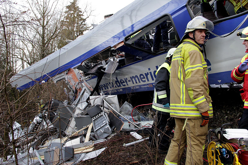 Rescue teams work at the site of train accident near Bad Aibling, Germany, 9 Feb 2016 (EPA)