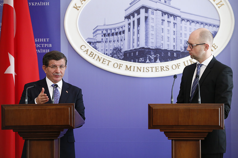 PM Ahmet Davutou011flu and his Ukrainian counterpart Arseniy Yatsenyuk attend news conference after a meeting in Kiev, Feb 15, 2016. (Reuters)