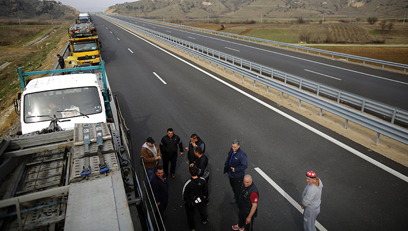 Truck drivers chat as they wait on a highway near the Kulata border crossing between Bulgaria and Greece, Bulgaria February 17, 2016 (Reuters Photo)