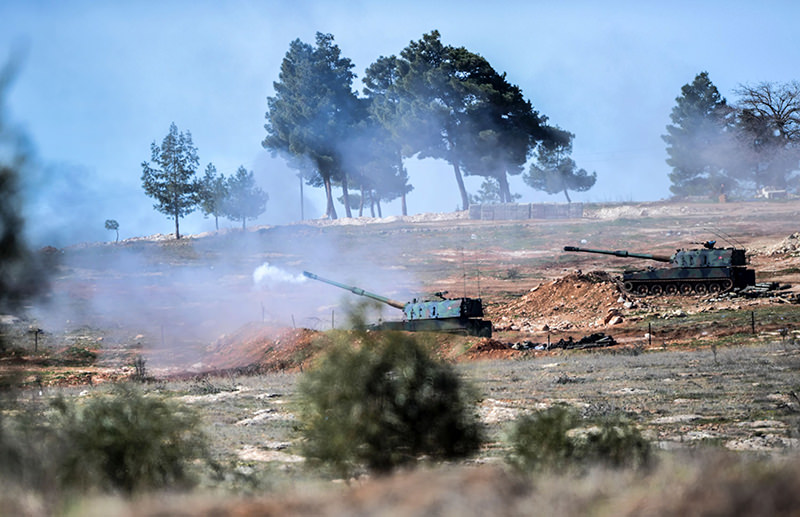 Turkish army tanks stationed near the town of Kilis, south central Turkey, fire towards YPG positions, on February 16, 2016. (AFP Photo)