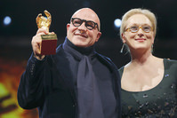 Director Gianfranco Rosi poses with Jury President and actress Meryl Streep (R) after receiving the Golden Bear. (REUTERS Photo) 