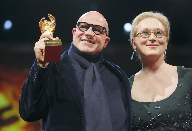 Director Gianfranco Rosi poses with Jury President and actress Meryl Streep (R) after receiving the Golden Bear. (REUTERS Photo) 