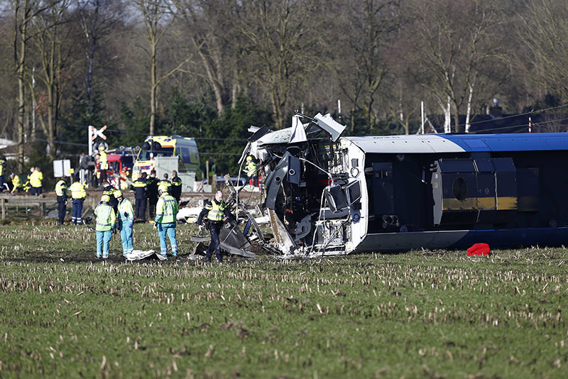 Emergency services work at a derailed passenger train near Dalfsen, eastern Netherlands, 23 February 2016 (EPA)
