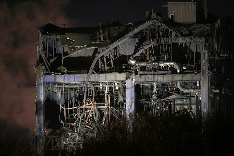 Part of a collapsed building is illuminated by the emergency services as they work at the decommissioned Didcot A power station in the UK, Feb. 23, 2016. (REUTERS Photo)