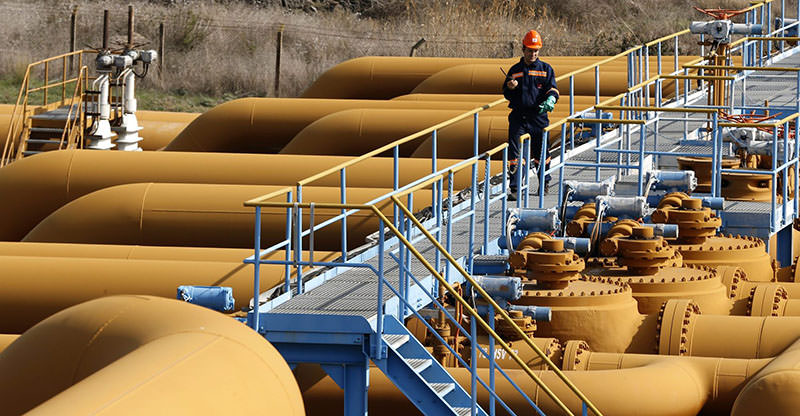 A worker performs checks at Turkey's Mediterranean port of Ceyhan, which is run by state-owned Petroleum Pipeline Corporation (BOTAS), some 70 km (43.5 miles) from Adana February 19, 2014 (Reuters Photo)