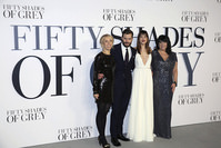 (L-R) Director of the film Sam Taylor-Johnson, cast members Jamie Dornan, Dakota Johnson and author E. L. James at the British premiere of the movie 'Fifty Shades of Grey', February 12, 2015 (Reuters Photo)