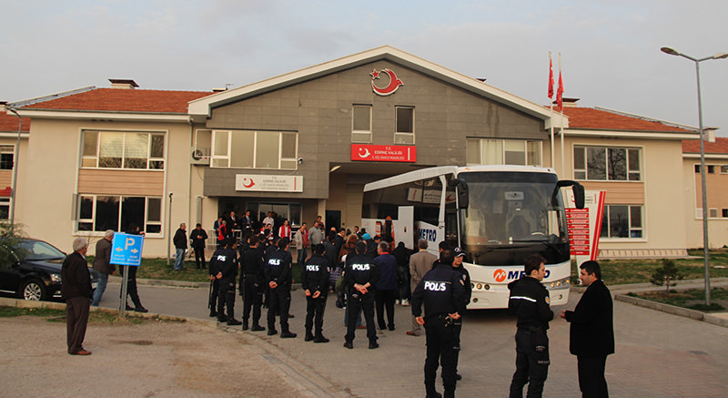 Refugees being transported to Edirne Provincial Immigration Directorate (DHA Photo)