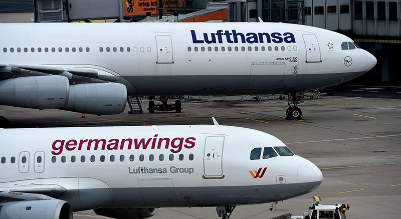 An Airbus plane of German airline Lufthansa (top) and a plane of the company's Germanwings subsidiary are pictured at the Duesseldorf airport on March 26, 2015 in Duesseldorf, western Germany (AFP Photo)