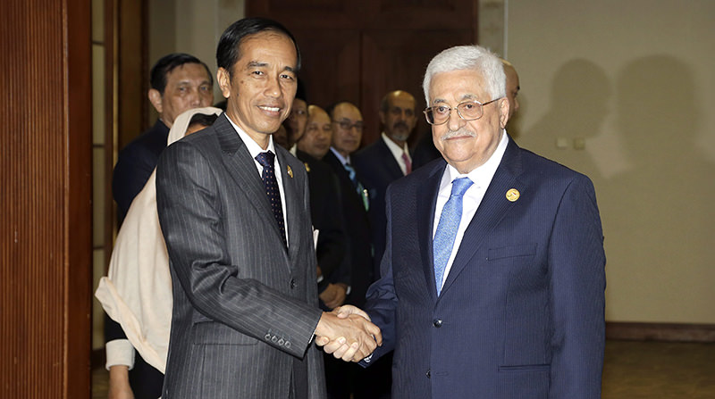 Palestinian President Mahmoud Abbas (R) is greeted by his Indonesian Counterpart Joko Widodo shortly before a bilateral meeting on the sideline of extraordinary summit of the Organization of Islamic Cooperation (OIC) (EPA Photo)
