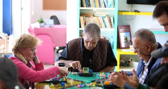 Elderly play memory games for fun and therapy - Daily Sabah