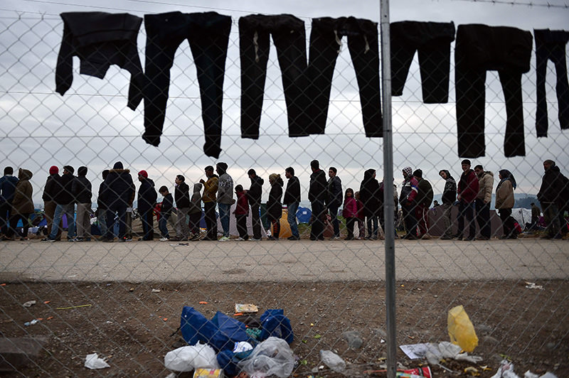 Refugees queue for food at an improvised refugee camp at the Greek-Macedonian border near Idomeni on February 28, 2016 (AFP Photo)