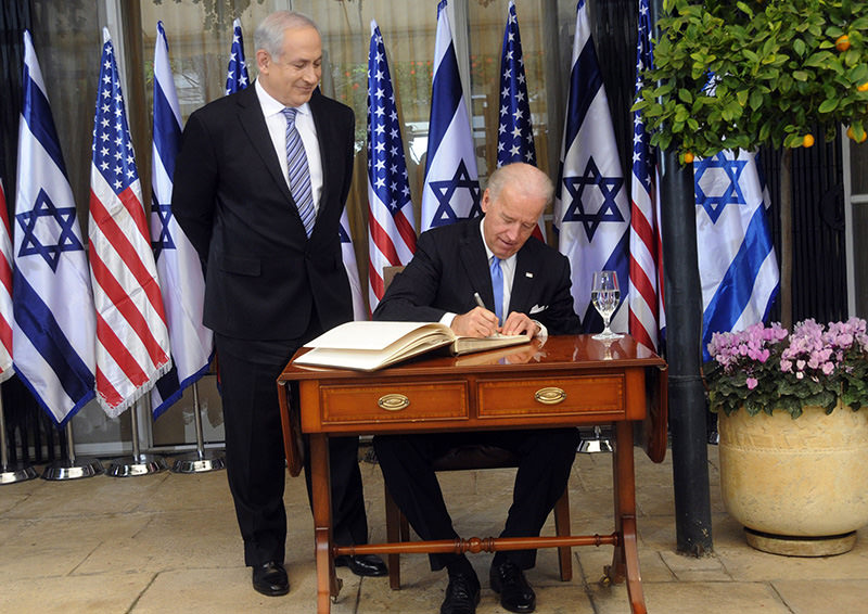 Israeli Prime Minister Benjamin Netanyahu (L) watches US Vice President Joe Biden signing the guestbook at his residence in Jerusalem, 09 March 2010 (EPA Photo)